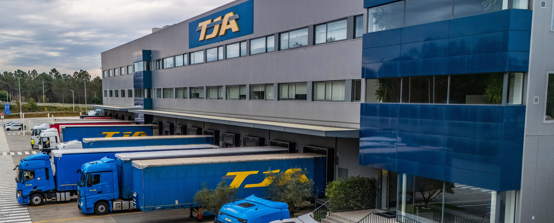 FORD TRUCKS STRENGTHENS PARTNERSHIP WITH TJA WITH NEW 115-UNIT F-MAX AGREEMENT