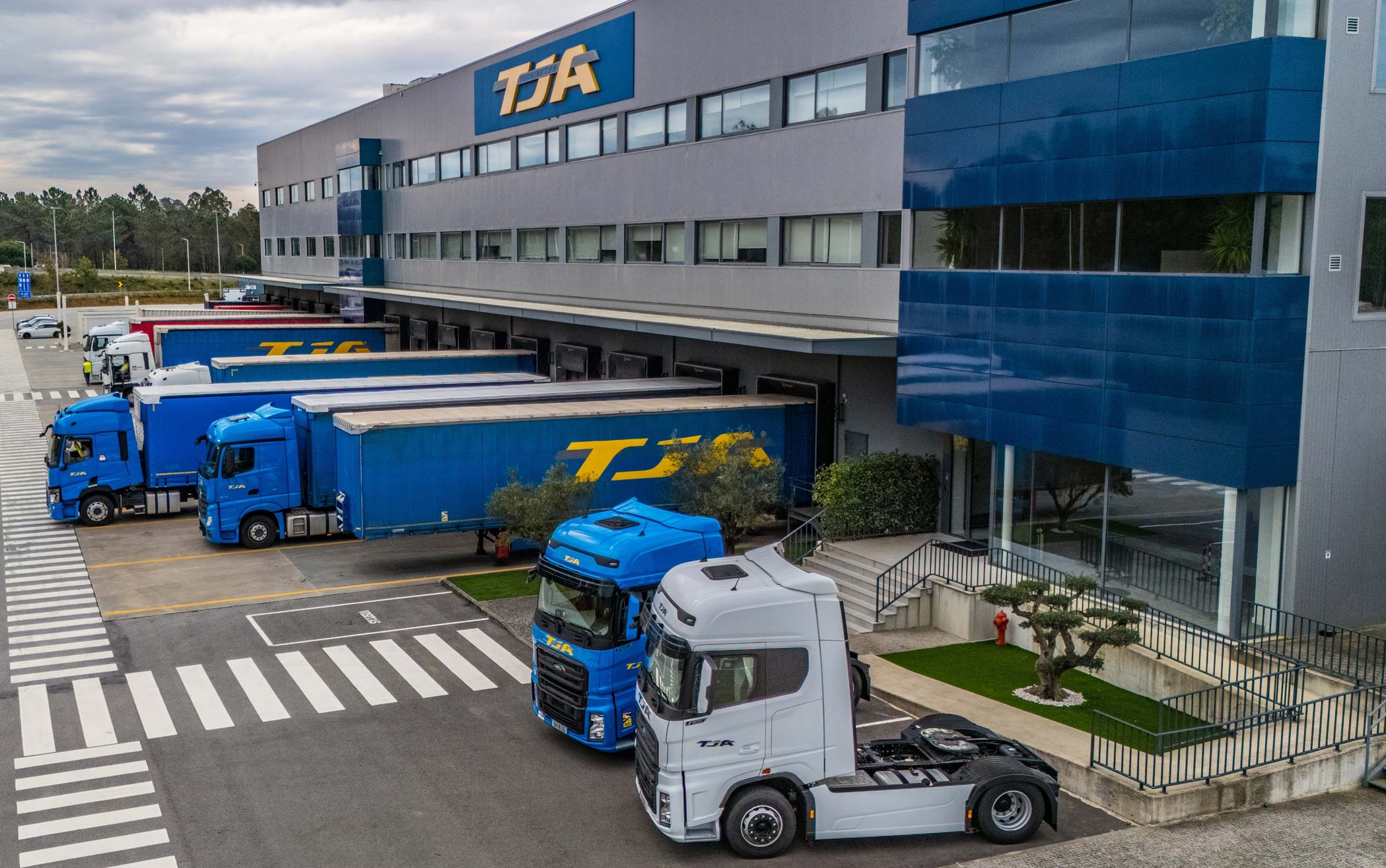FORD TRUCKS STRENGTHENS PARTNERSHIP WITH TJA WITH NEW 115-UNIT F-MAX AGREEMENT