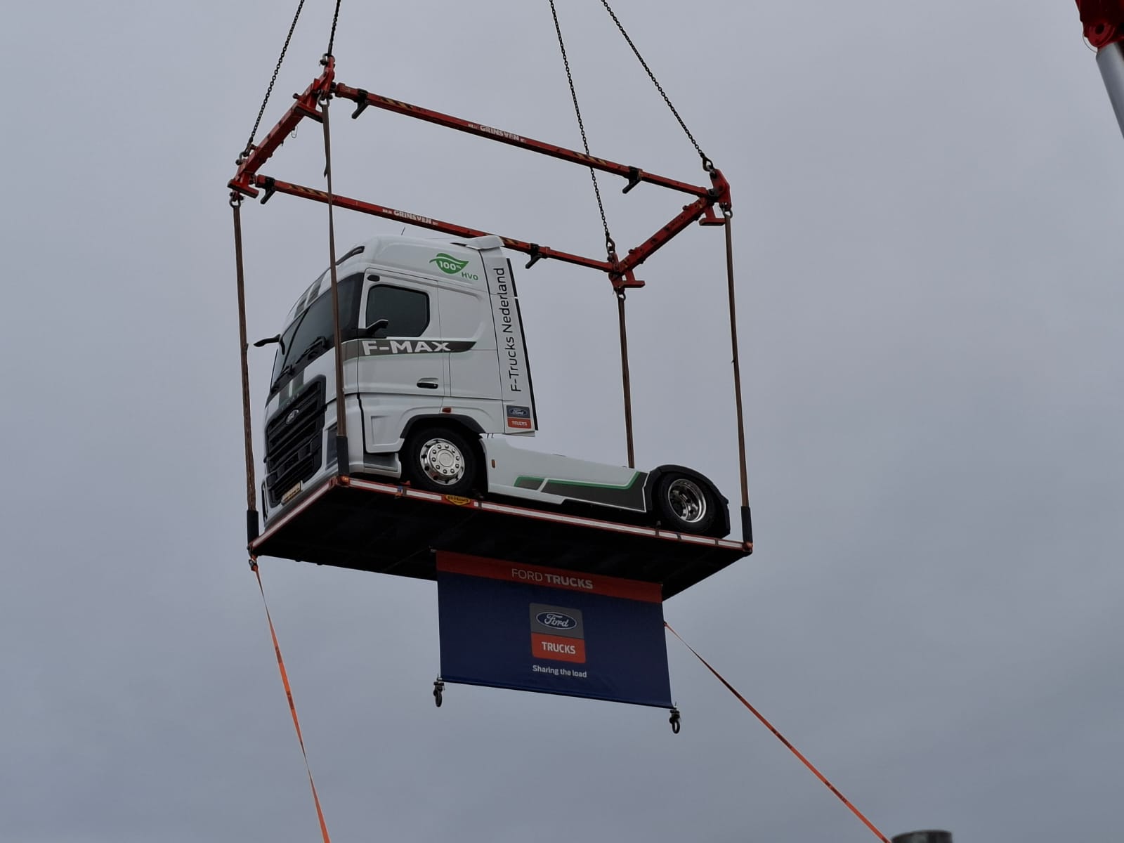 Ford Trucks Nederland trekt de aandacht op Truckstar Festival 2025 met spectaculaire stunt.