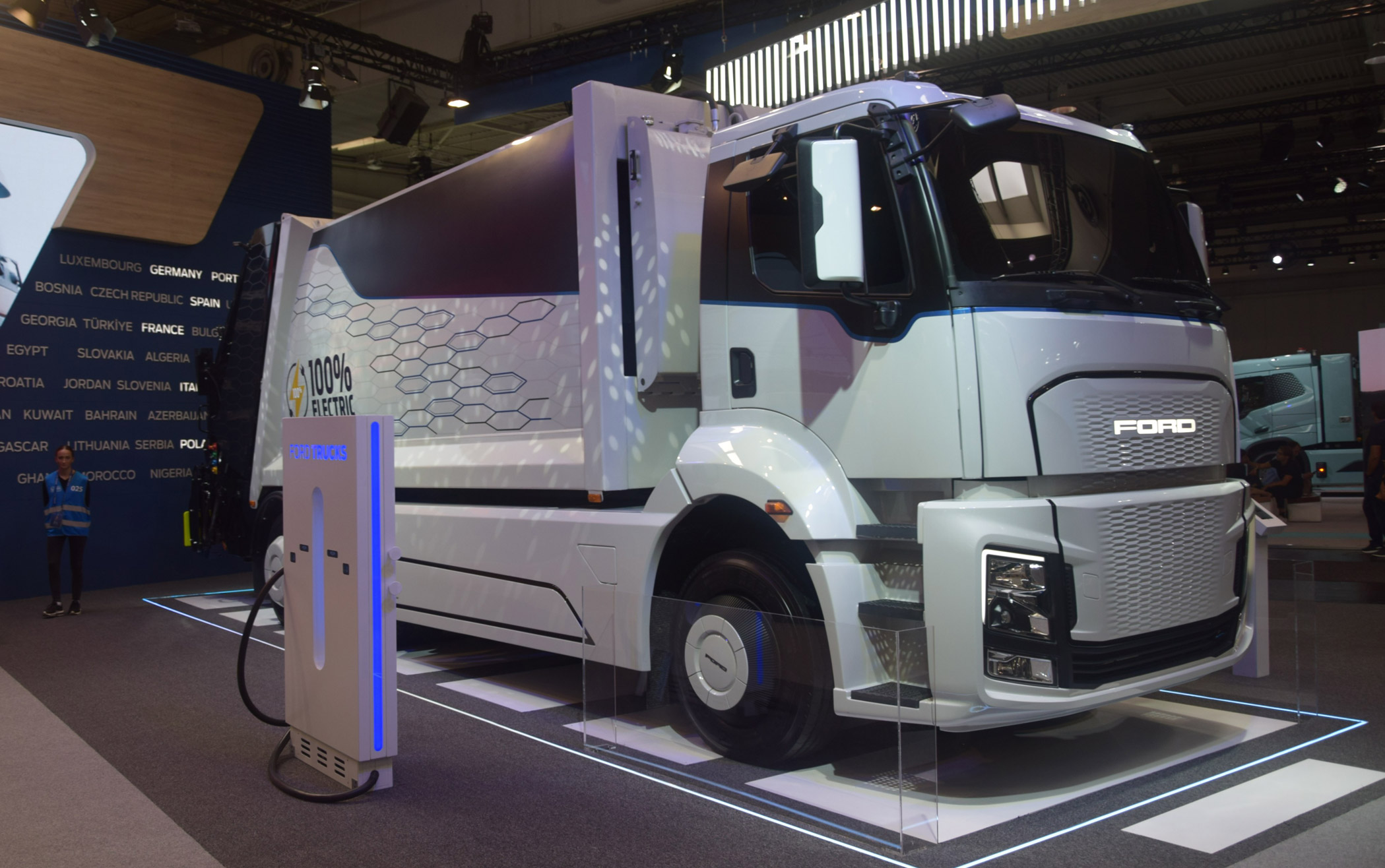 Ford Trucks unveils its %100 electric truck supporting its ambitious goal: 50% of sales to Europe will be “0” emissions by 2030