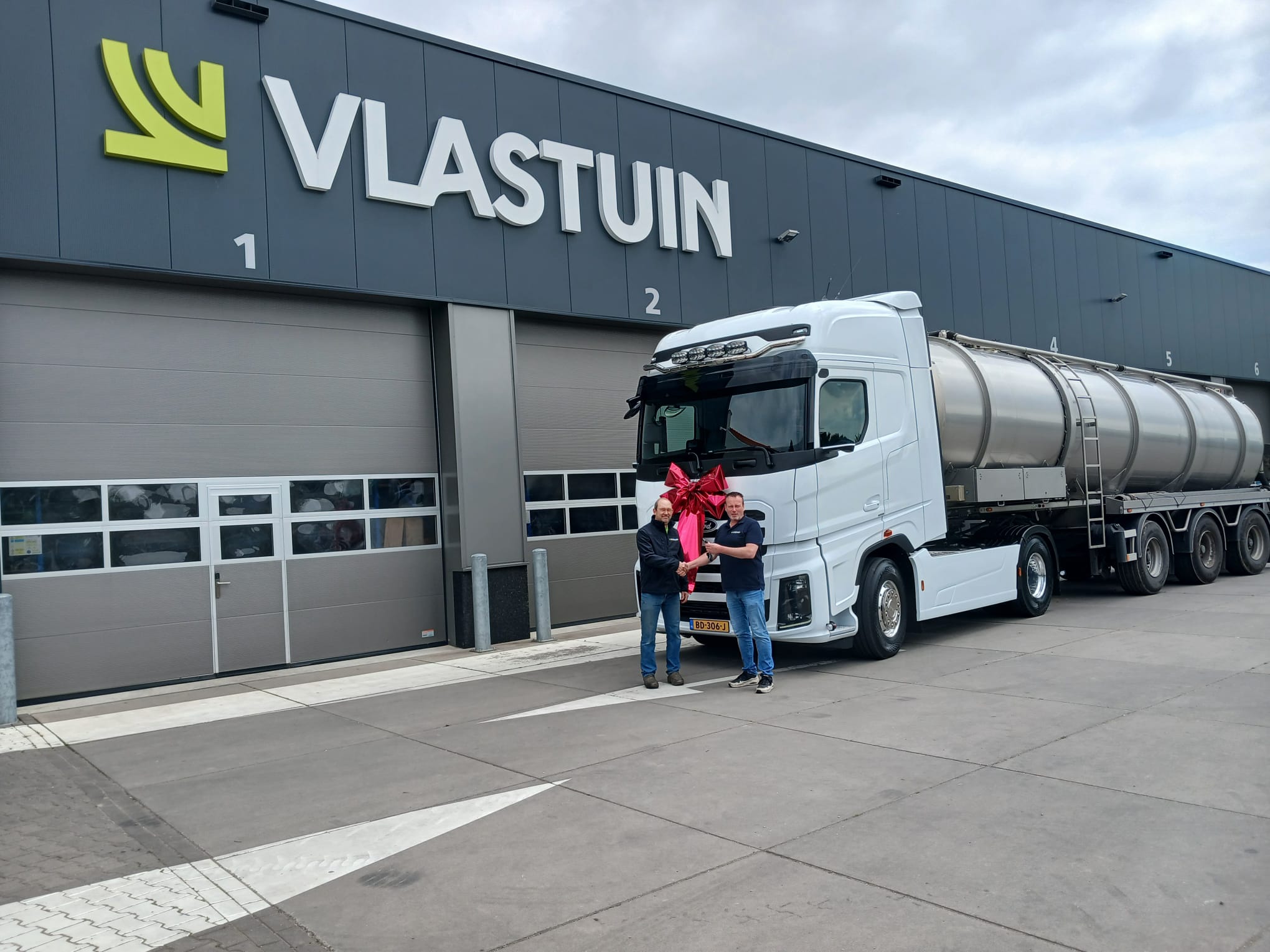 Eerste Ford F-MAX L met luchtgeveerde vooras en 50 tons configuratie geleverd aan van Alpen